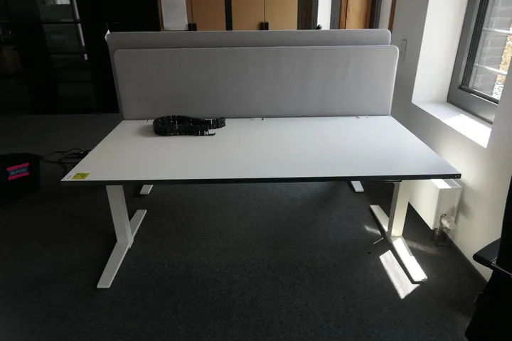 König+Neurath - Manuell Höhenverstellbarer Schreibtisch mit Rückwand Maße in cm ca. 180 x 95